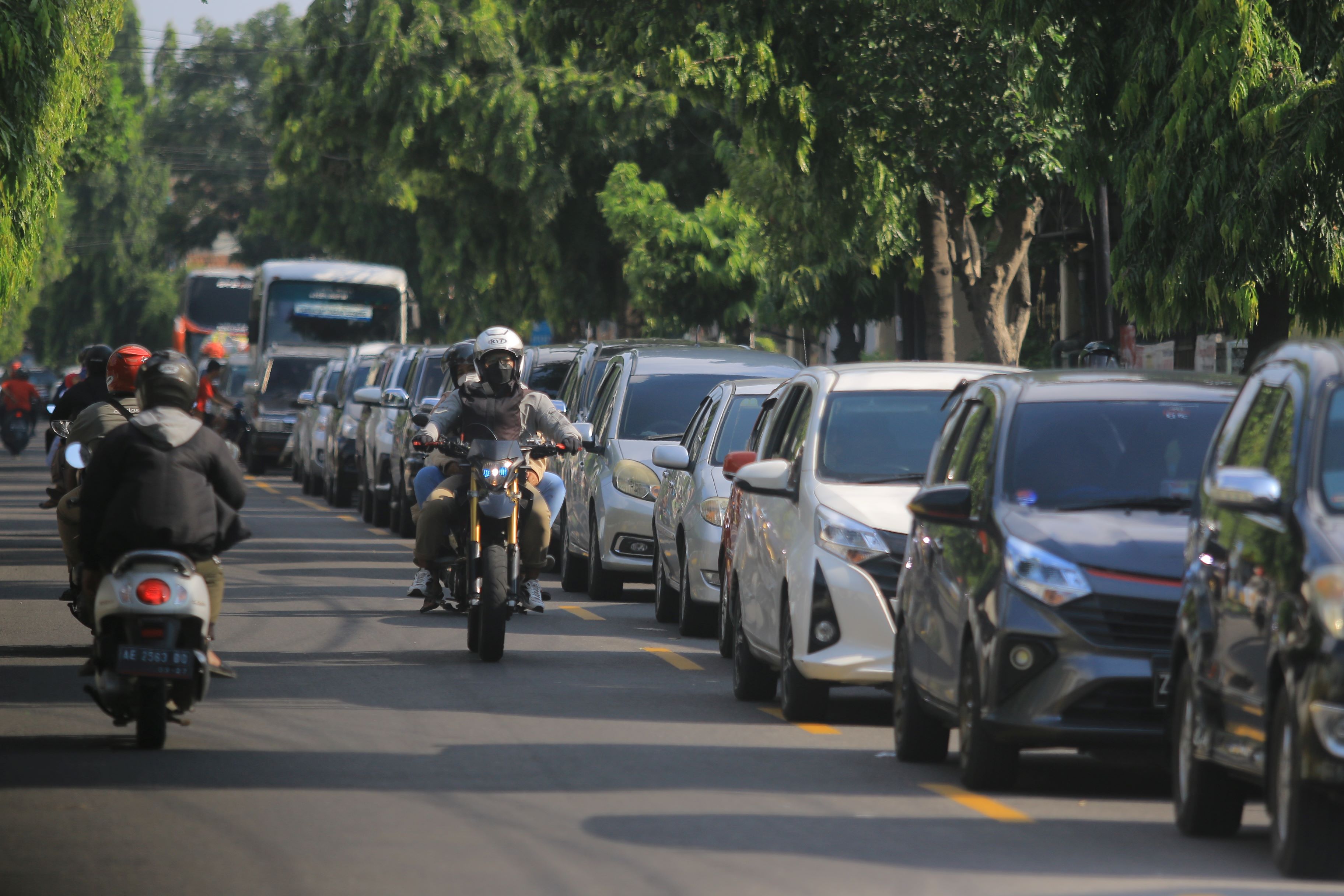 RAMAI: Kendati puncak arus balik telah terlewati, tapi kepadatan kendaraan dengan tujuan Surabaya masih terlihat di Jalan Thamrin, Senin (15/4). (BAGAS BIMANTARA/RADAR MADIUN)