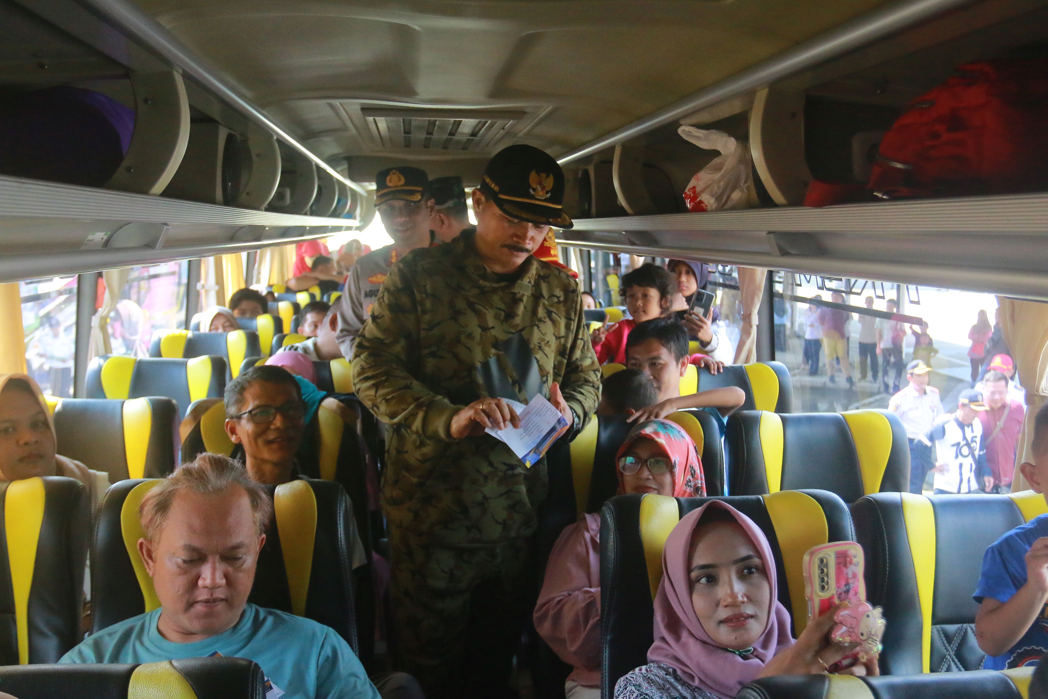 TEKAN ANGKA LAKA: Wali Kota Maidi mengecek lembar tiket penumpang yang menjadi peserta program balik gratis di Terminal Purboyo Madiun kemarin (15/4). (BAGAS BIMANTARA/RADAR MADIUN)