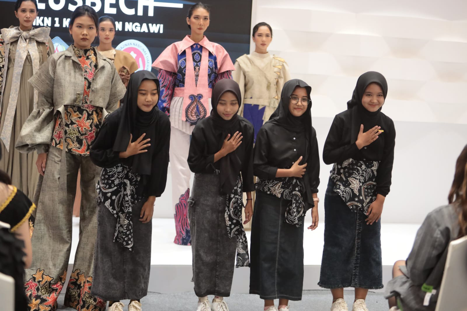 KREATIF: Empat siswi SMKN 1 Kasreman mengkreasikan batik Wahyu Ngawiyat menjadi busana yang tampil di Indonesia Fashion Week 2024.