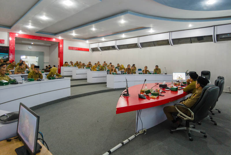 TANCAP GAS: Suasana rapat kerja lingkup Pemkab Ngawi di ruang Command Center setempat kemarin (16/4).