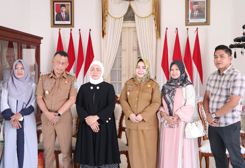 MOMENTUM : MDS (kanan) silaturahmi dengan Bupati Ponorogo Sugiri Sancoko saat acara halal bihalal di pendapa, Selasa (16/4).