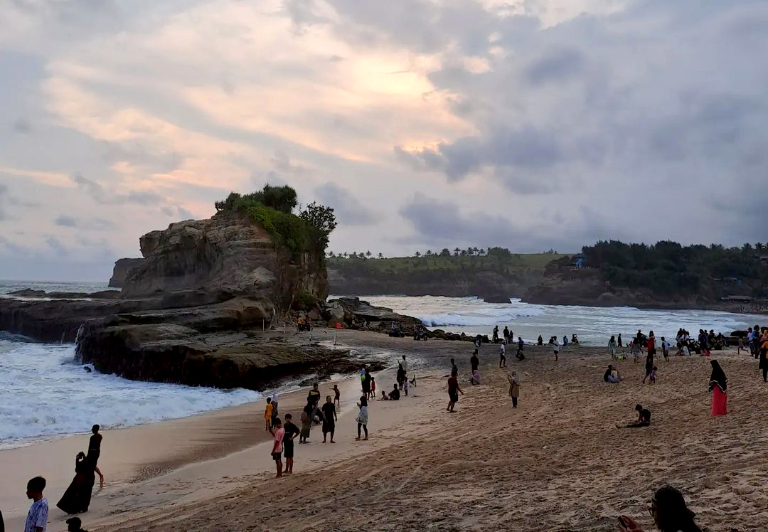 IKONIK: Pantai Klayar masih menjadi primadona destinai wisata di Kabupaten Pacitan. (NUR CAHYONO/RADAR PACITAN)