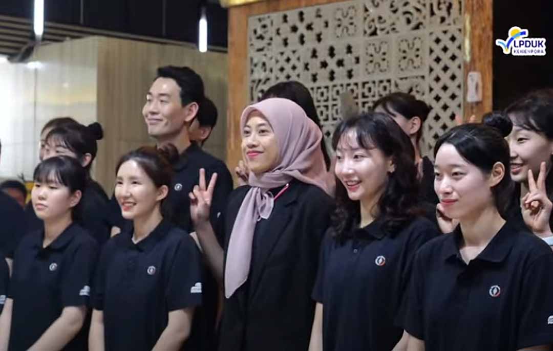 Megawati Hangestri berpose bersama tim Red Sparks.