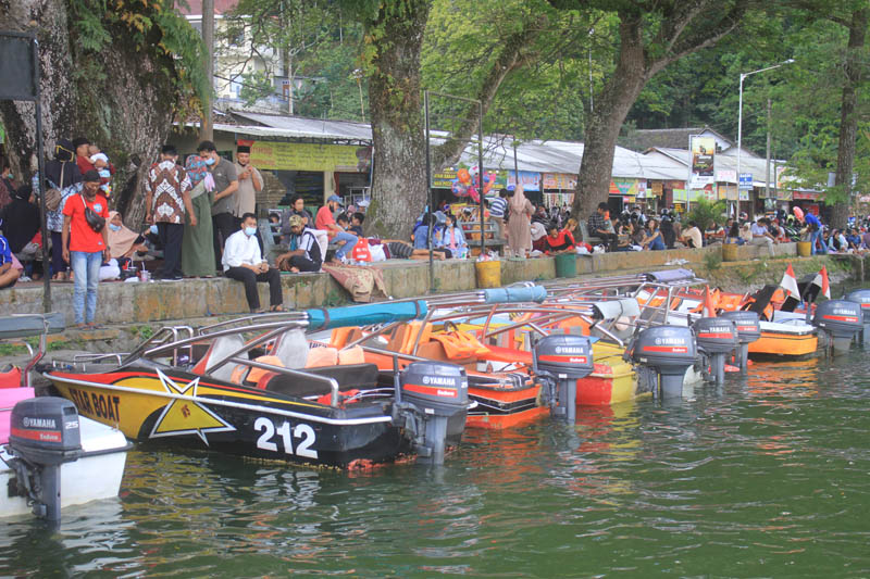MEMBELUDAK: Ribuan wisatawan berkunjung ke wisata Telaga Ngebel selama libur lebaran.