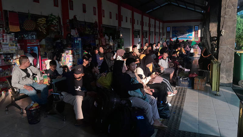 RAMAI: Kondisi Terminal Tipe A Kertonegoro Ngawi saat momen arus balik Senin (16/4) lalu.