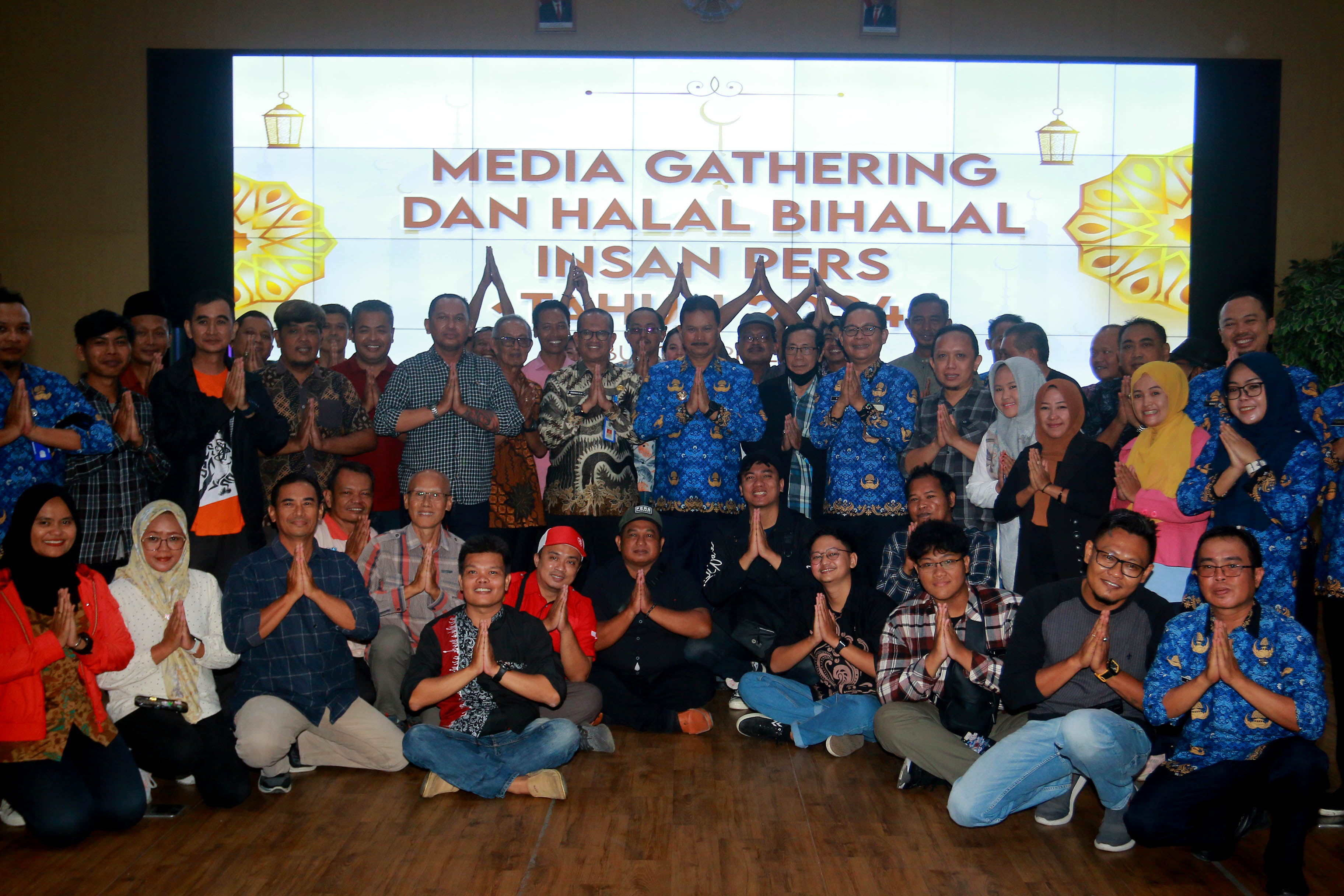 AKRAB: Wali Kota Madiun Maidi saat menggelar halalbihalal serta silaturahmi dengan sejumlah insan pers di GCIO Kota Madiun kemarin (17/4). (BAGAS BIMANTARA/RADAR MADIUN)