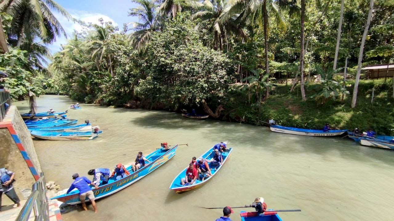 BERPERAHU: Wisatawan dapat menyusuri Sungai Maron di Desa Dersono, Kecamatan Pringkuku, yang bermuara di Pantai Ngiroboyo dengan perahu yang tersedia. (NUR CAHYONO/RADAR MADIUN)