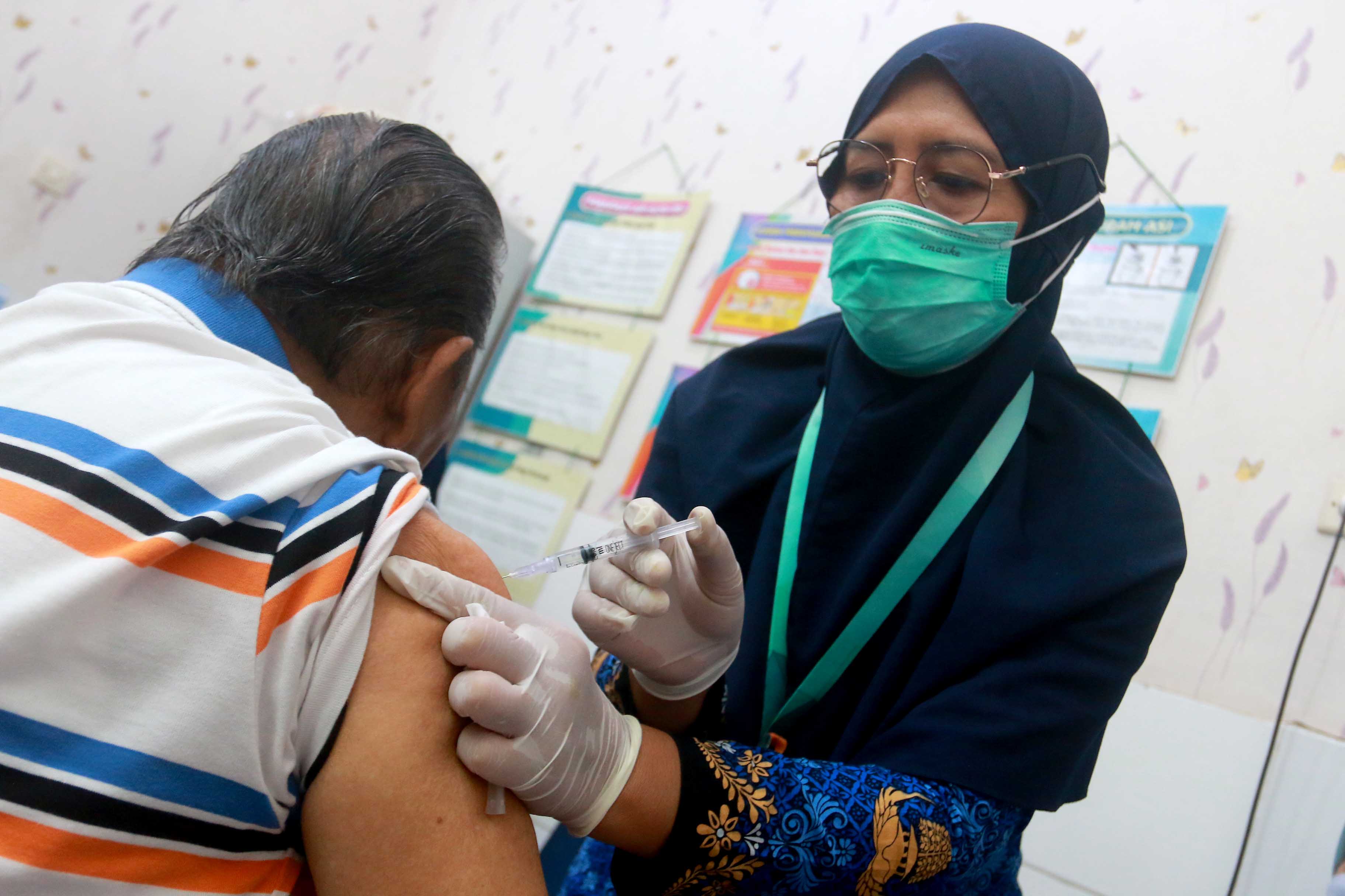 PERSIAPAN KESEHATAN: Sejumlah calon jemaah haji (CJH) di Kota Madiun menjalani vaksinasi polio dan meningitis Rabu (17/4). (BAGAS BIMANTARA/RADAR MADIUN)