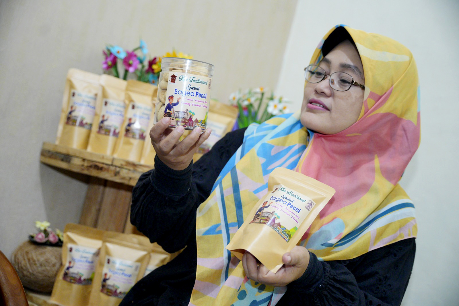 KREATIF: Diena Ayurina menunjukkan cookies pecel buatannya.&nbsp;(DISKOMINFO KOTA MADIUN)