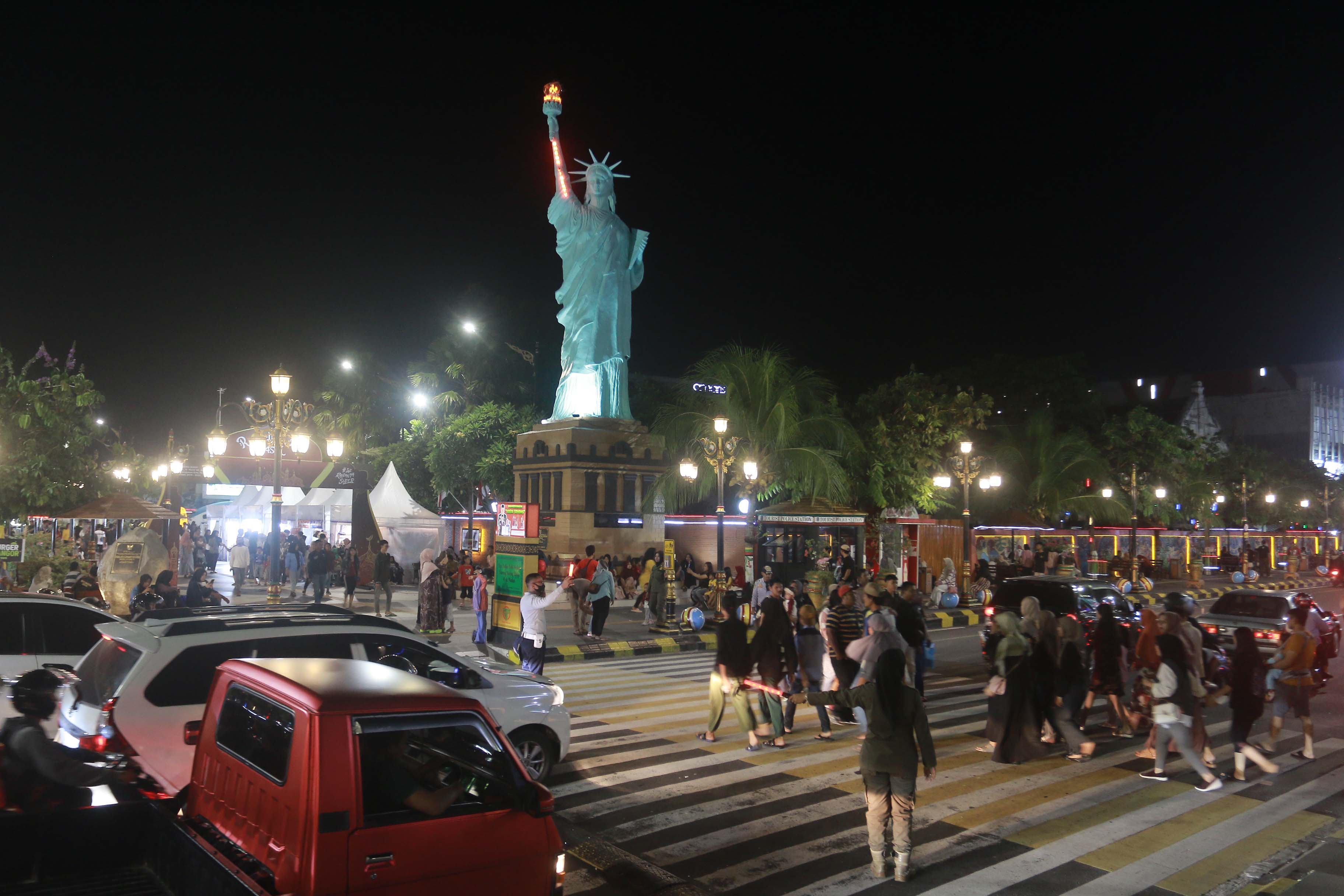 TUMBUH SUBUR: Perputaran uang alias omzet para pelaku UMKM di kawasan Pahlawan Street Center selama Lebaran lalu nyaris tembus semiliar. (BAGAS BIMANTARA/RADAR MADIUN)