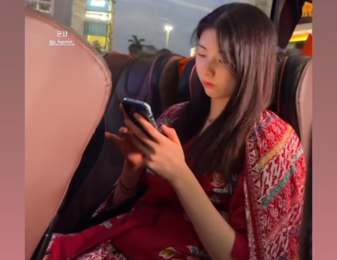 Park Hye-min tampak anggun dengan kebaya.