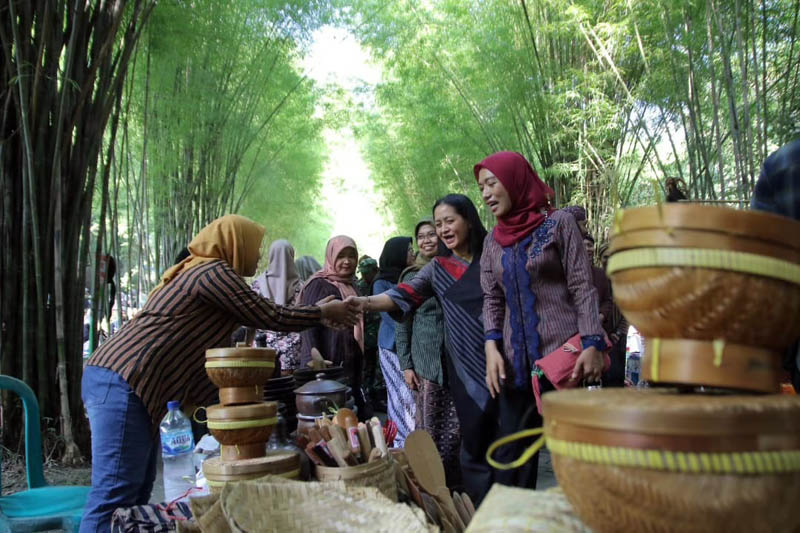 RAMAI: Suasana Taman Wisata Tawun saat Pasar Jadul Ahad Legi beberapa waktu lalu.