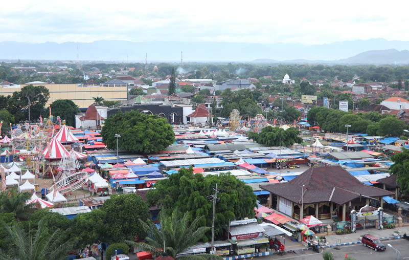 MAGNET KUNJUNGAN: Daya tarik pasar malam di Alun-alun Ponorogo memikat warga Bumi Reog dan daerah tetangga.