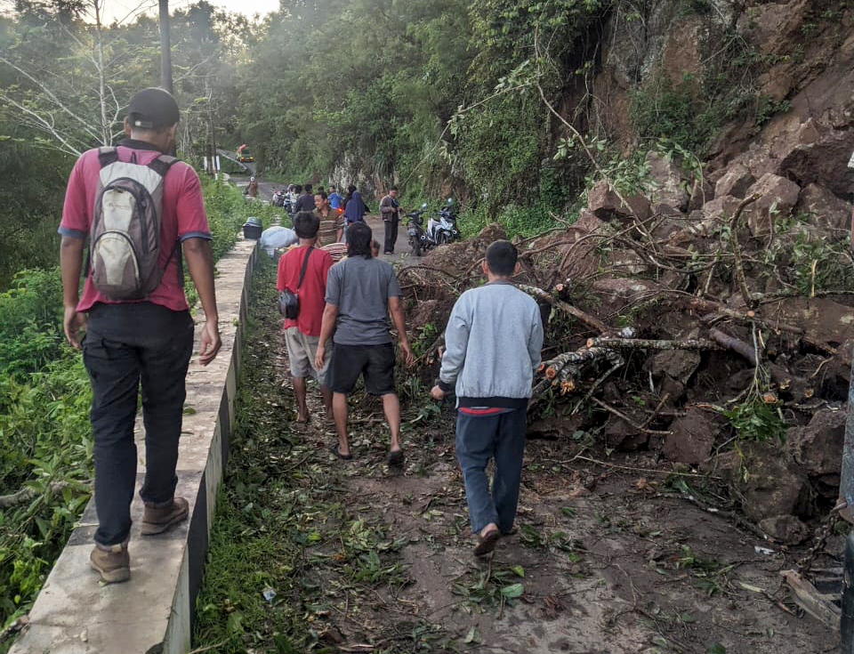 ARUS LALIN TERSENDAT: Tebing longsor di Jalan Pacitan-Nawangan ruas Dusun Mloko, Desa Karanggede, Kecamatan Arjosari, &nbsp;sekitar pukul 04.00, Jumat (19/4). (ISTIMEWA)