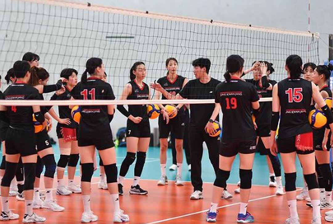 Tim Red Sparks melakoni latihan di Jakarta jelang hadapi Indonesia All Star.