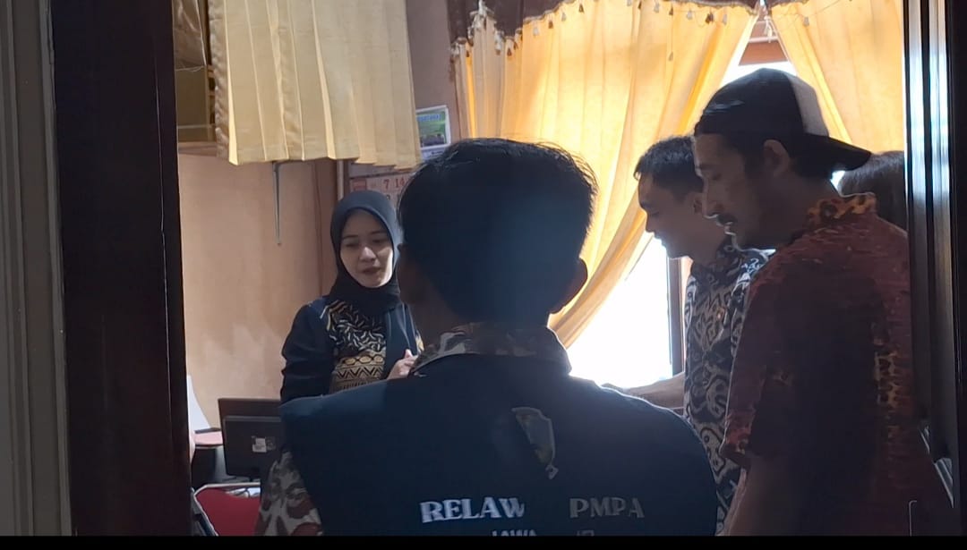 BERIKAN KETERANGAN: Isa Bajaj melaporkan dugaan penganiayaan yang menimpa anak perempuannya. (AJI PUTRA/RADAR MAGETAN)