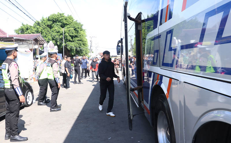 BALIK: Ratusan warga Ponorogo memanfaatkan fasilitas balik gratis yang disiapkan pemkab dan Polres Ponorogo.