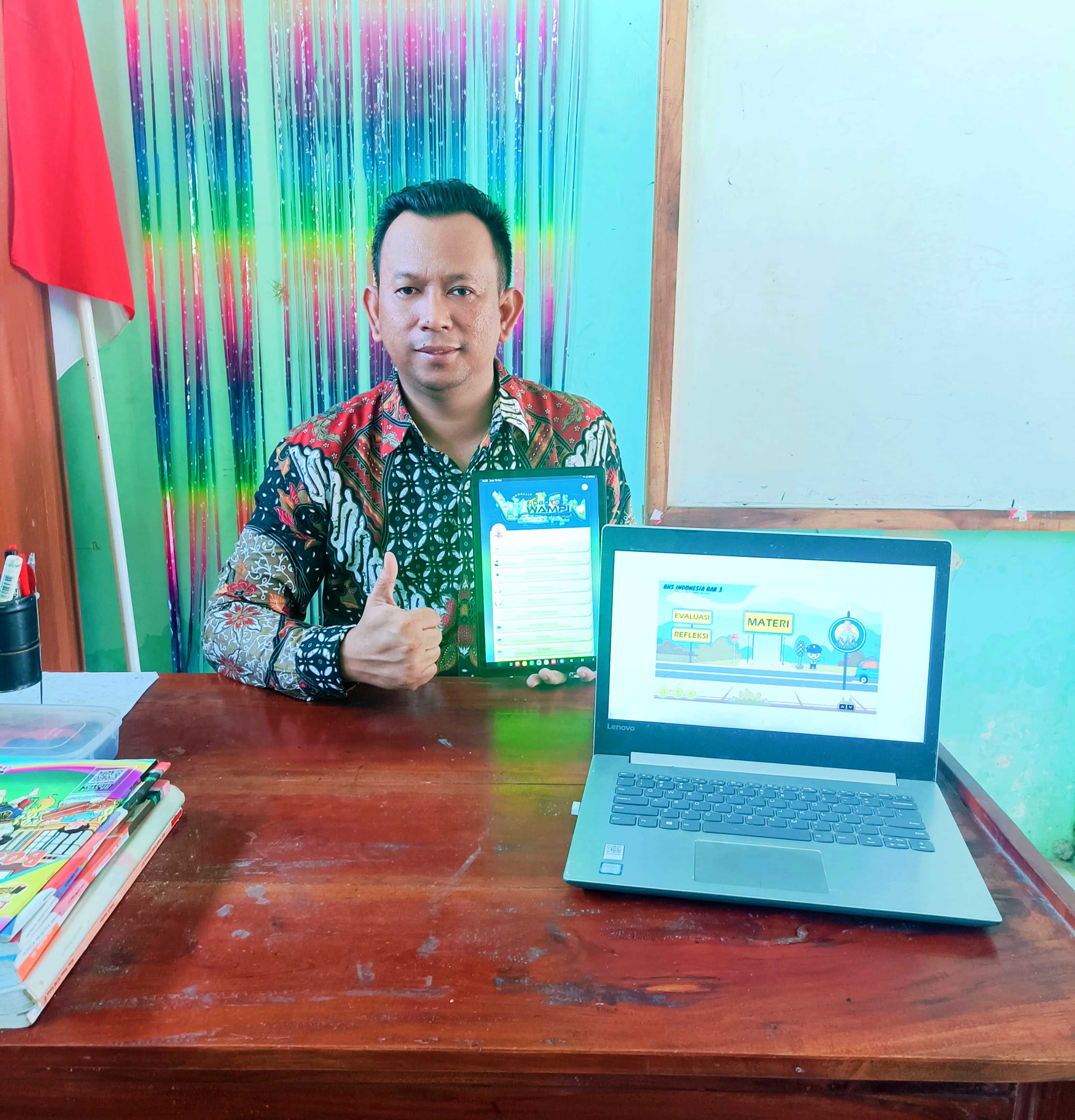 INOVATIF: Pudak Winduko menunjukkan website pembelajaran Robot Wampi buatannya. (DOKUMEN PUDAK WINDUKO)