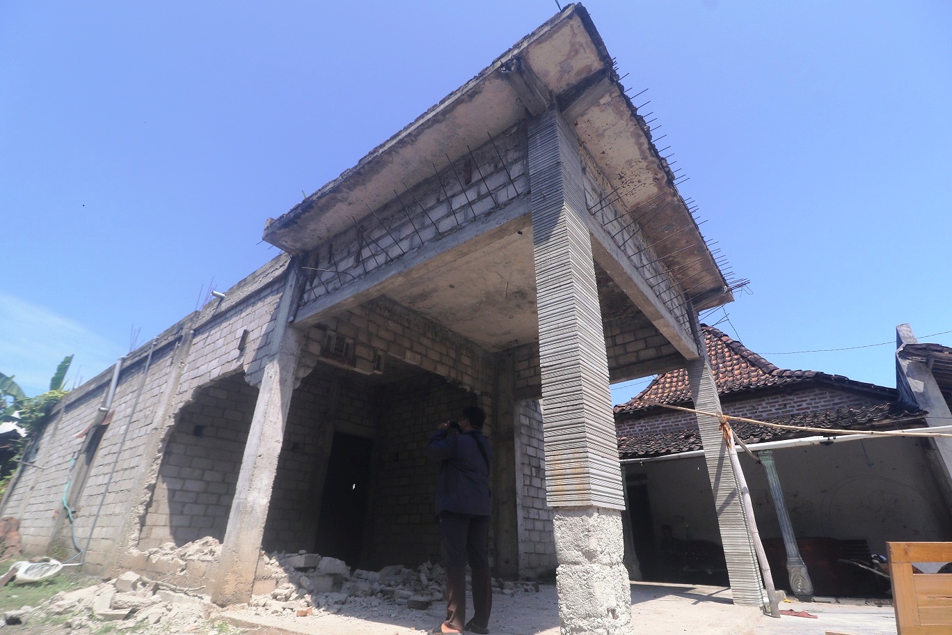 MEH AMBRUK: Omahe Siti Fatimah sing arep diembrukake neng Kecamatan Kebonsari, Kabupaten Madiun. (R. BAGUS RAHADI/RADAR MADIUN)