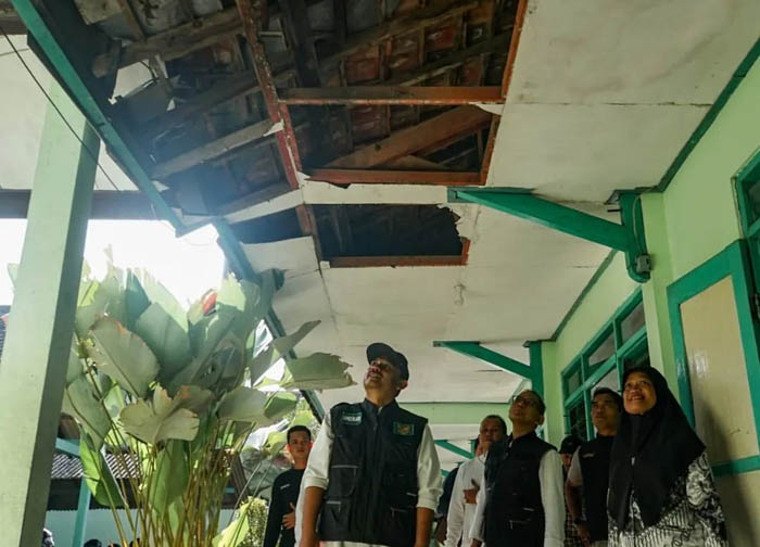 PEKERJAAN RUMAH: Bupati Ngawi Ony Anwar Harsono saat meninjau salah satu sekolah rusak beberapa waktu lalu.