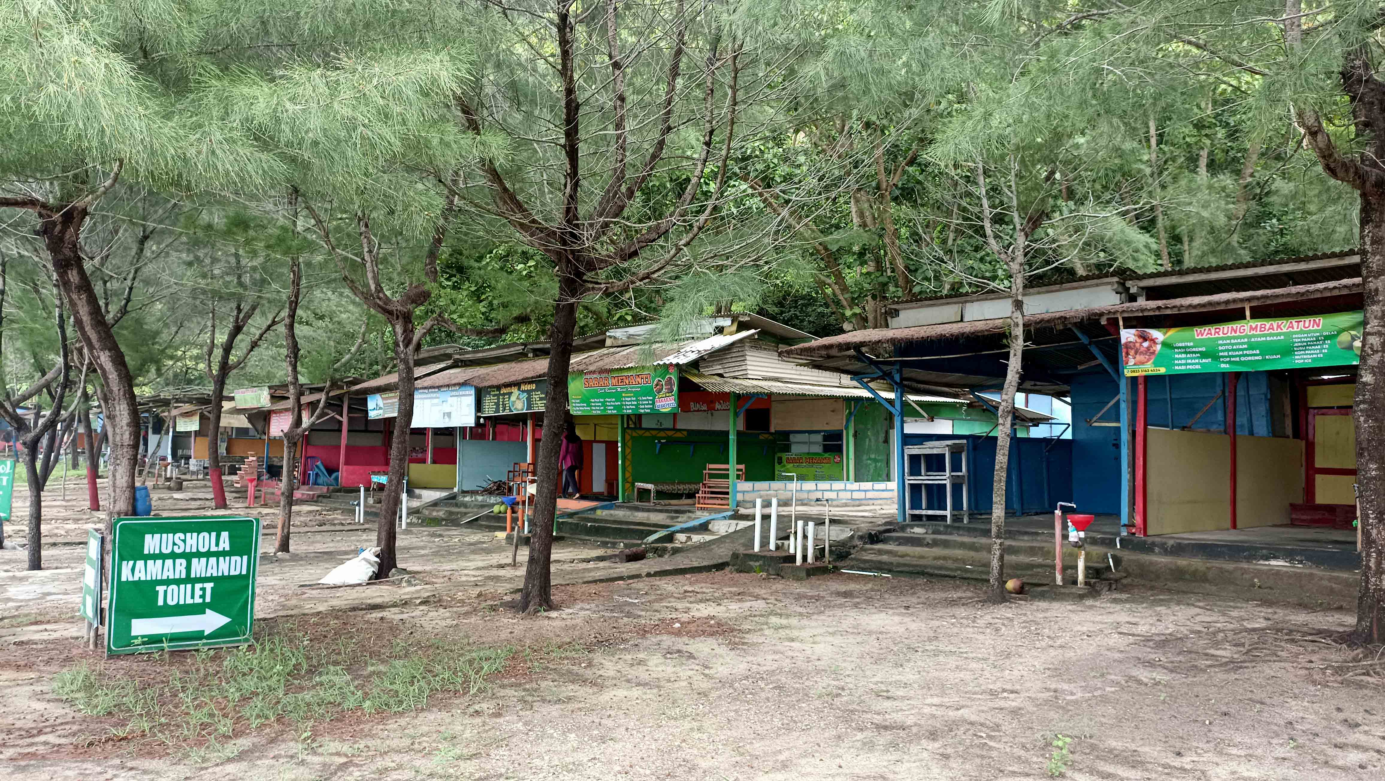 SANGAT BERAT: Sejumlah kios di objek wisata Pantai Buyutan, Widoro, Donorojo, tutup total sejak pandemi Covid-19 tahun 2020 lalu. (NUR CAHYONO/RADAR PACITAN)