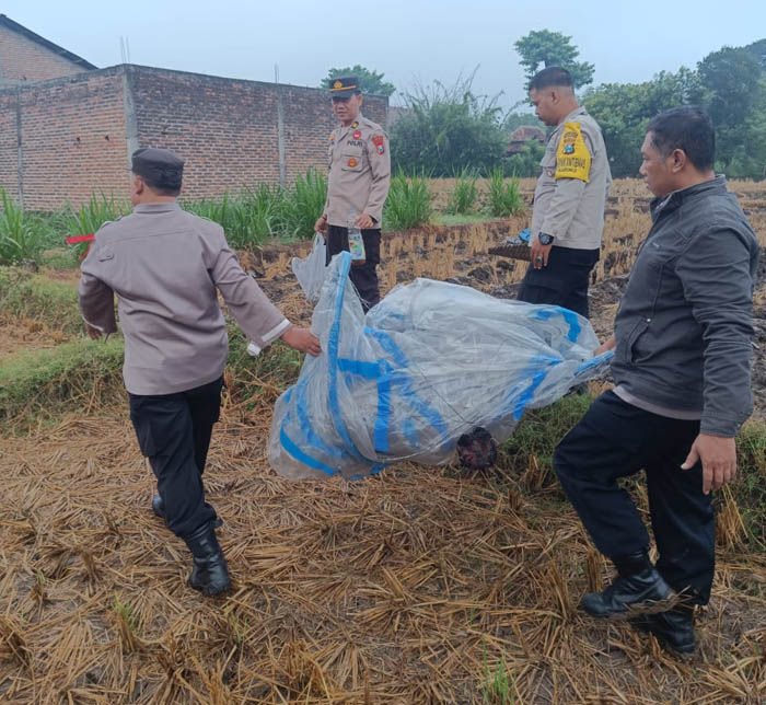 SULIT IDENTIFIKASI: Polres Ponorogo mengamankan tujuh balon udara tanpa awak yang mendarat di berbagai titik.