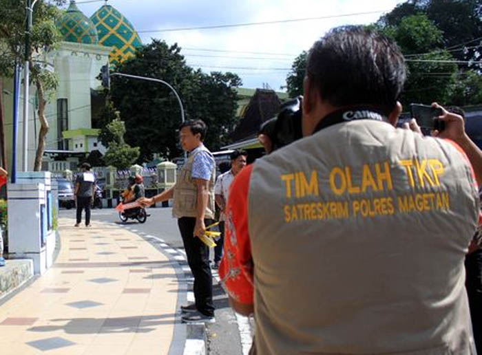 OLAH TKP: Satreskrim Polres Magetan menggelar olah TKP dan reka adegan kasus dugaan penganiayaan yang dialami anak Isa Bajaj, di sekitar alun-alun, Jumat (19/4).