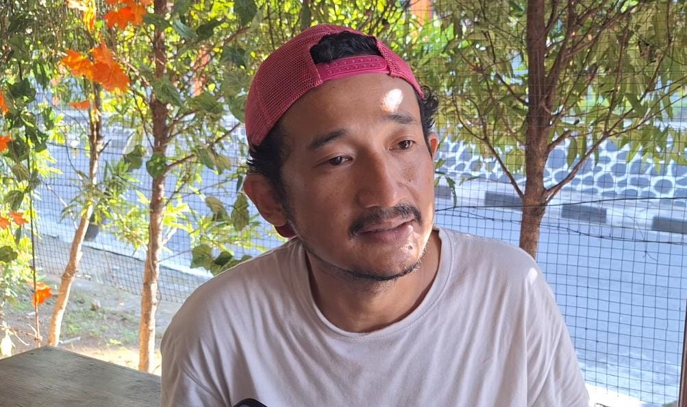 HADAPI COBAAN: Isa Bajaj ditemui di tempat usahanya, tak jauh dari alun-alun. (APRILITA SARI/RADAR MAGETAN)