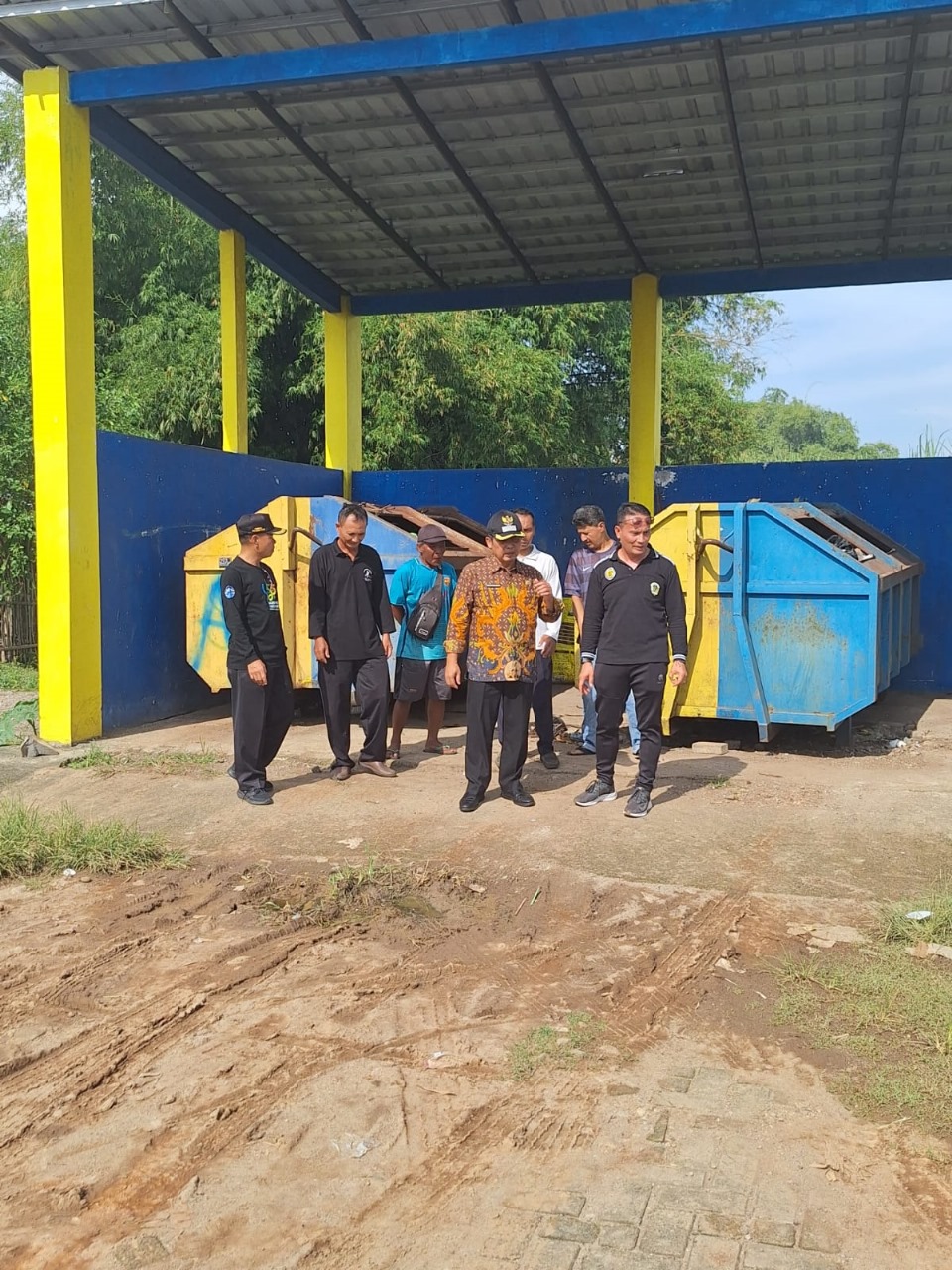 CEK: Pj Bupati Madiun Tontro Pahlawanto memeriksa kondisi sejumlah TPS di Kabupaten Madiun. (DISKOMINFO MADIUN)