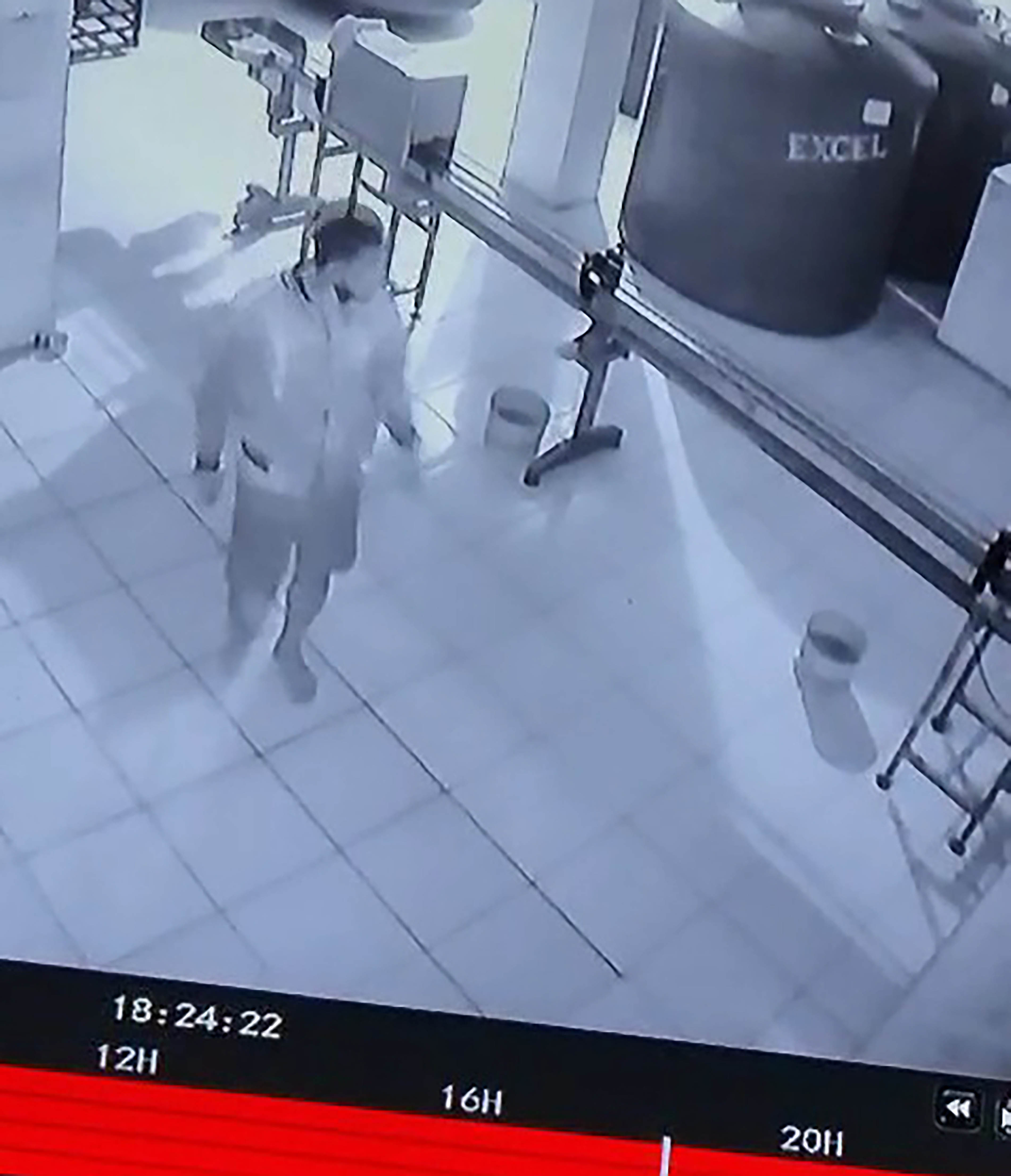 PENCURIAN : Rekaman CCTV yang memperlihatkan pencuri masuk ke tempat usaha milik Gunadi Ash Cidiq, anggota DPRD Ngawi, pada 12 April lalu.