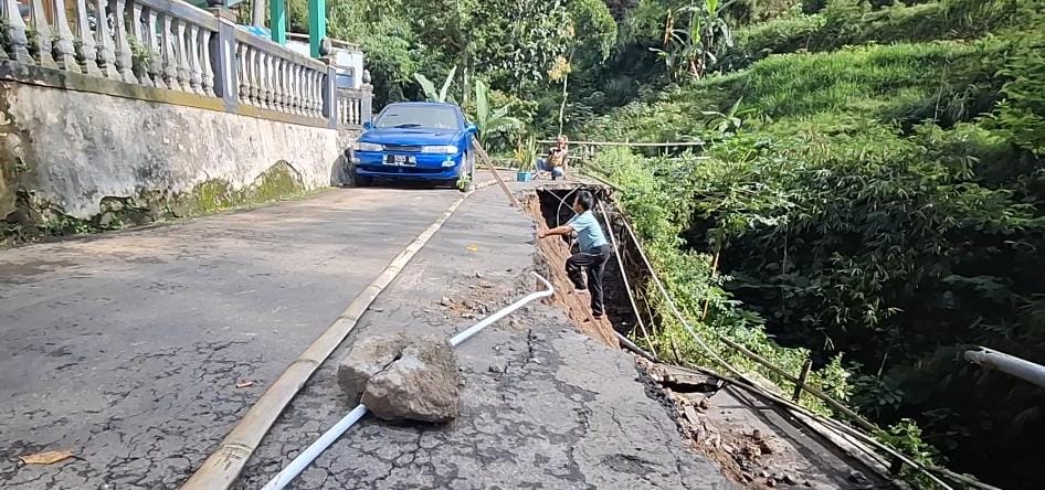 LONGSOR: Hujan deras mengakibatkan longsor di beberapa titik di Dusun Kopen, Desa Gonggang, Kecamatan Poncol. (APRILITA SARI/RADAR MAGETAN)