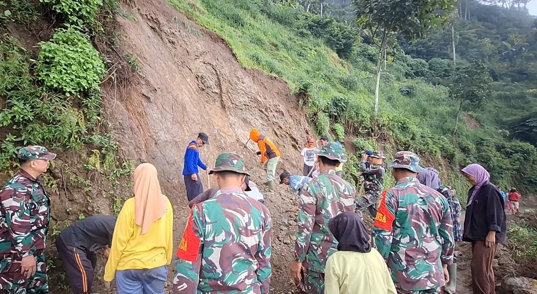 KERJA BAKTI: Longsor mengepung Desa Gonggang, Kecamatan Poncol, Magetan. Senin (22/4), warga kerja bakti membersihkan material. (APRILITA SARI/RADAR MAGETAN)