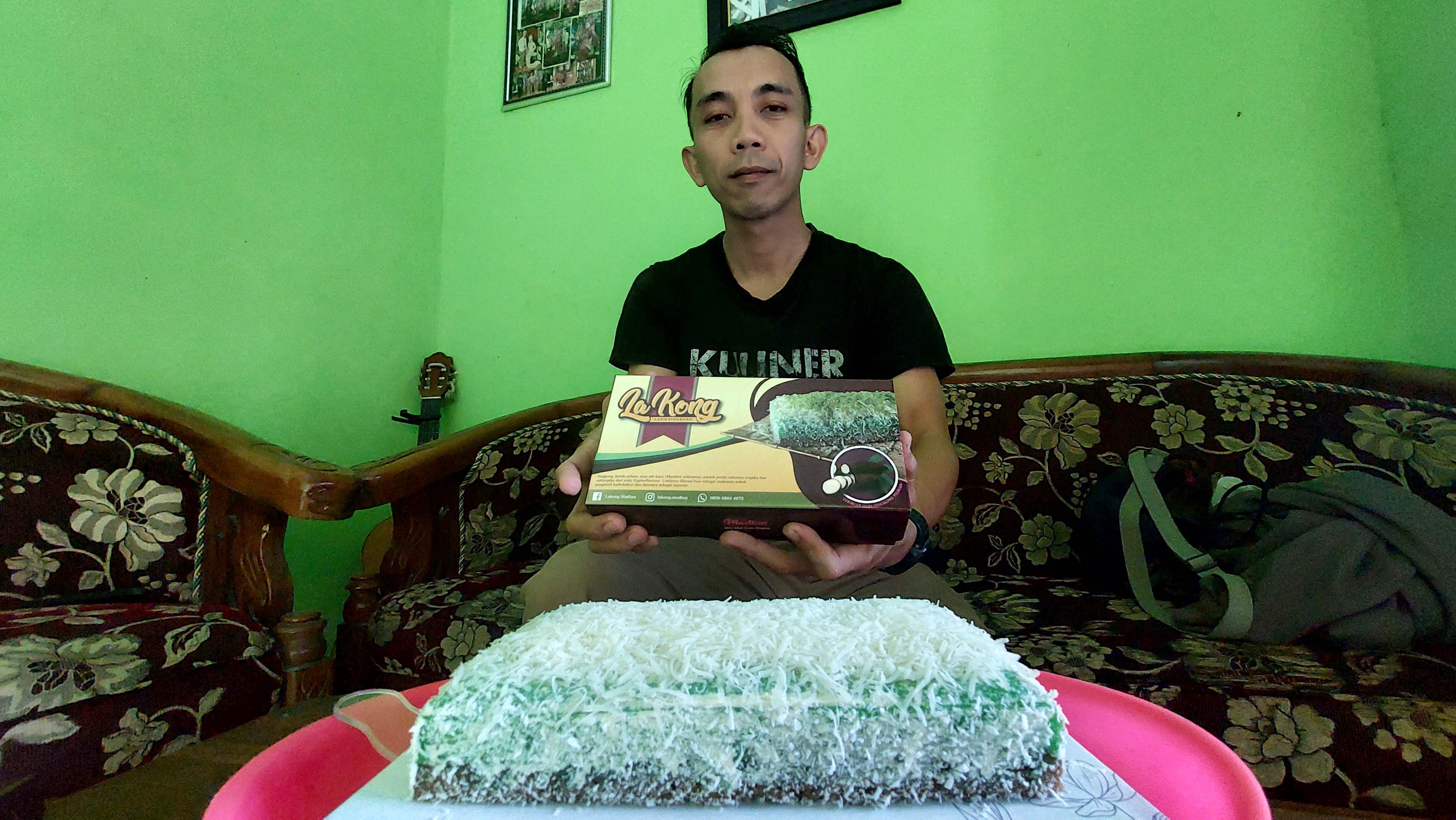 RASA LOKAL: Arvi Ardiyanto saat menunjukkan lapis singkong buatannya. (DIAN RAHAYU/RADAR MADIUN)
