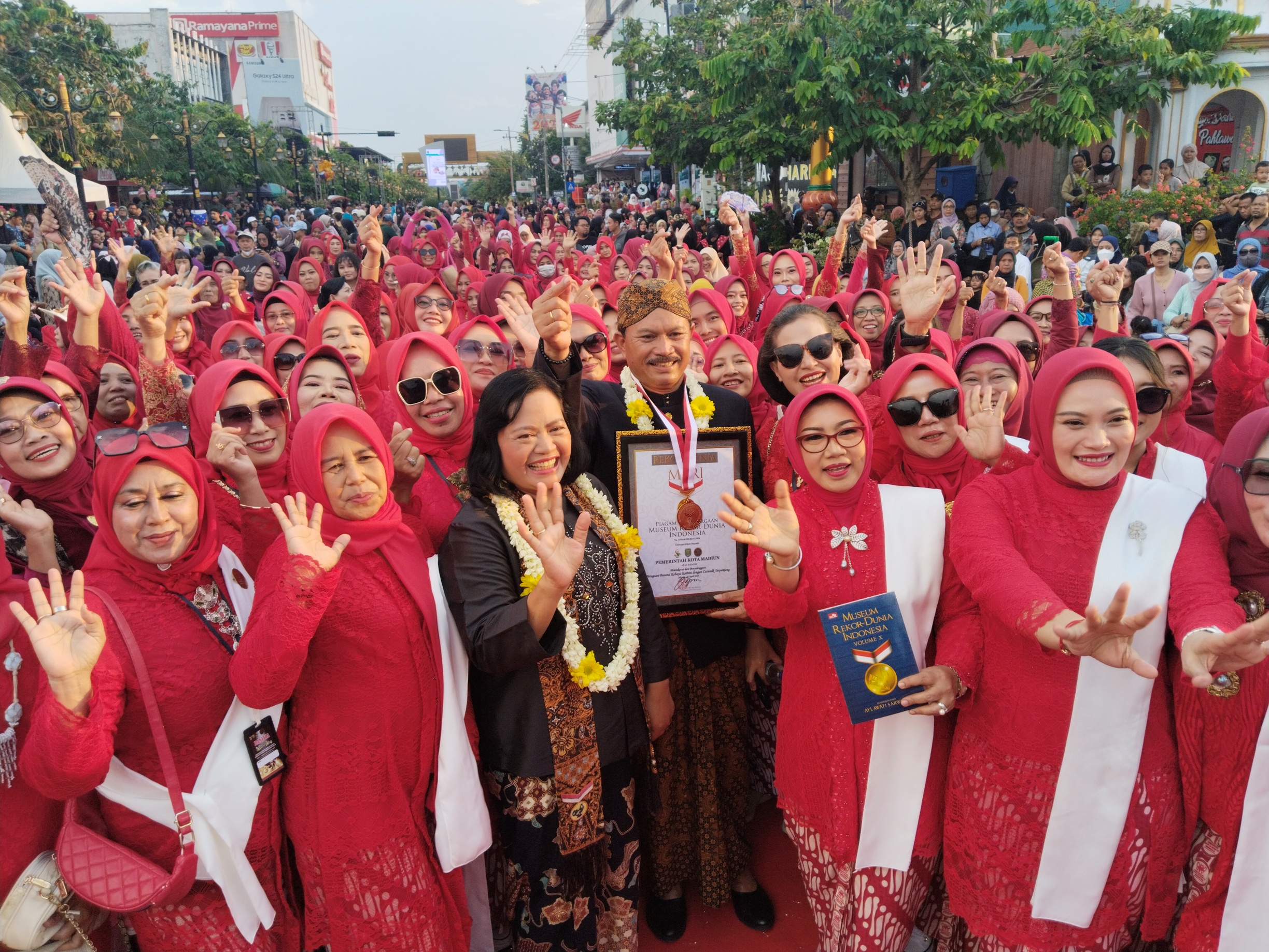 KELIMA: Wali Kota Maidi memamerkan rekor kelima yang dipecahkan, Sabtu (20/4) lalu. (BAGAS BIMANTARA/RADAR MADIUN)