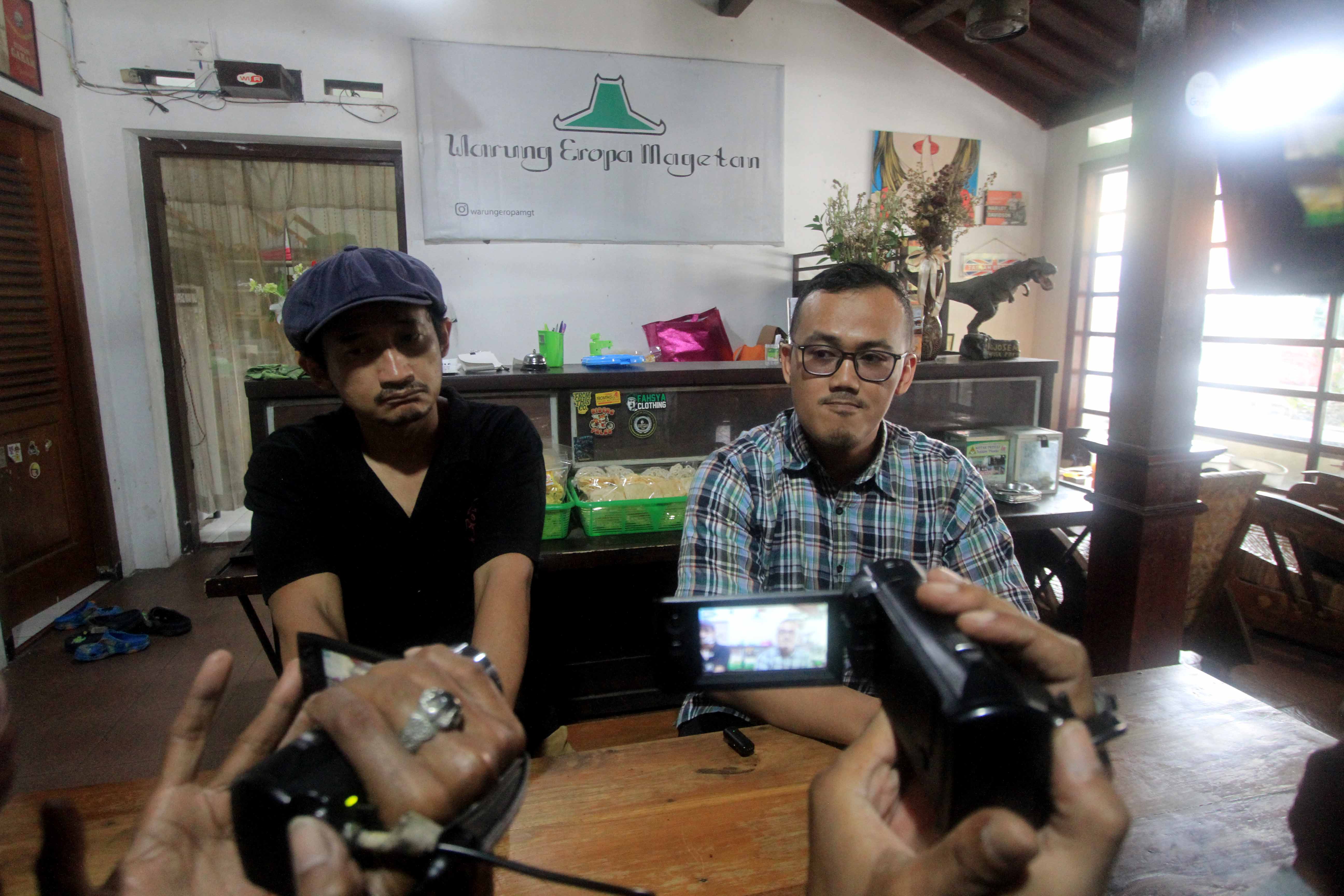 SALING MEMAAFKAN: Isa Bajaj dan Dimas, memberikan keterangan  di hadapan awak media, Selasa (23/4).