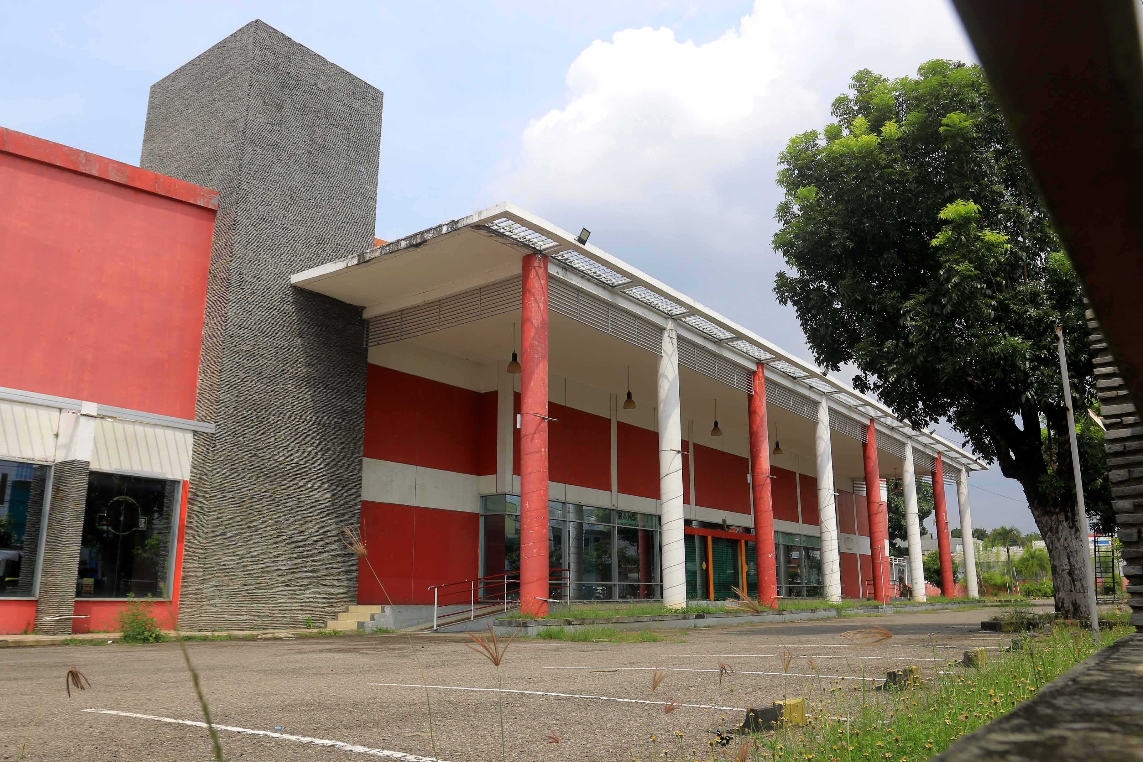 ASET DAERAH: Lahan dan bekas bangunan eks-Transmart Madiun yang berada di Jalan S Parman bakal menjadi Mitra10: supermarket bahan bangunan. (BAGAS BIMANTARA/RADAR MADIUN)