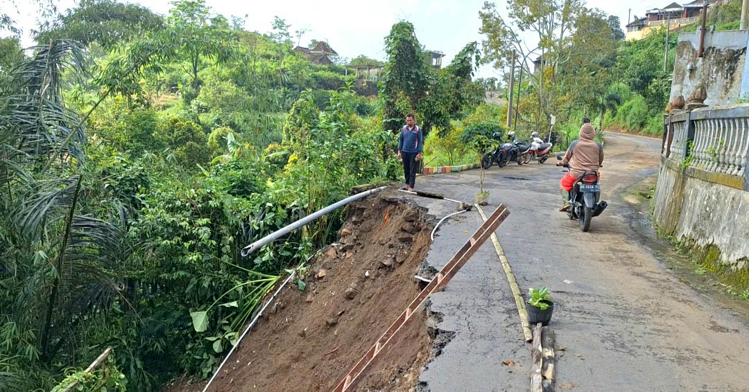 WASPADA: Penampakan jalan penghubung antara Magetan&ndash;Wonogiri di Desa Gonggang, Poncol yang terdampak longsor.&nbsp;