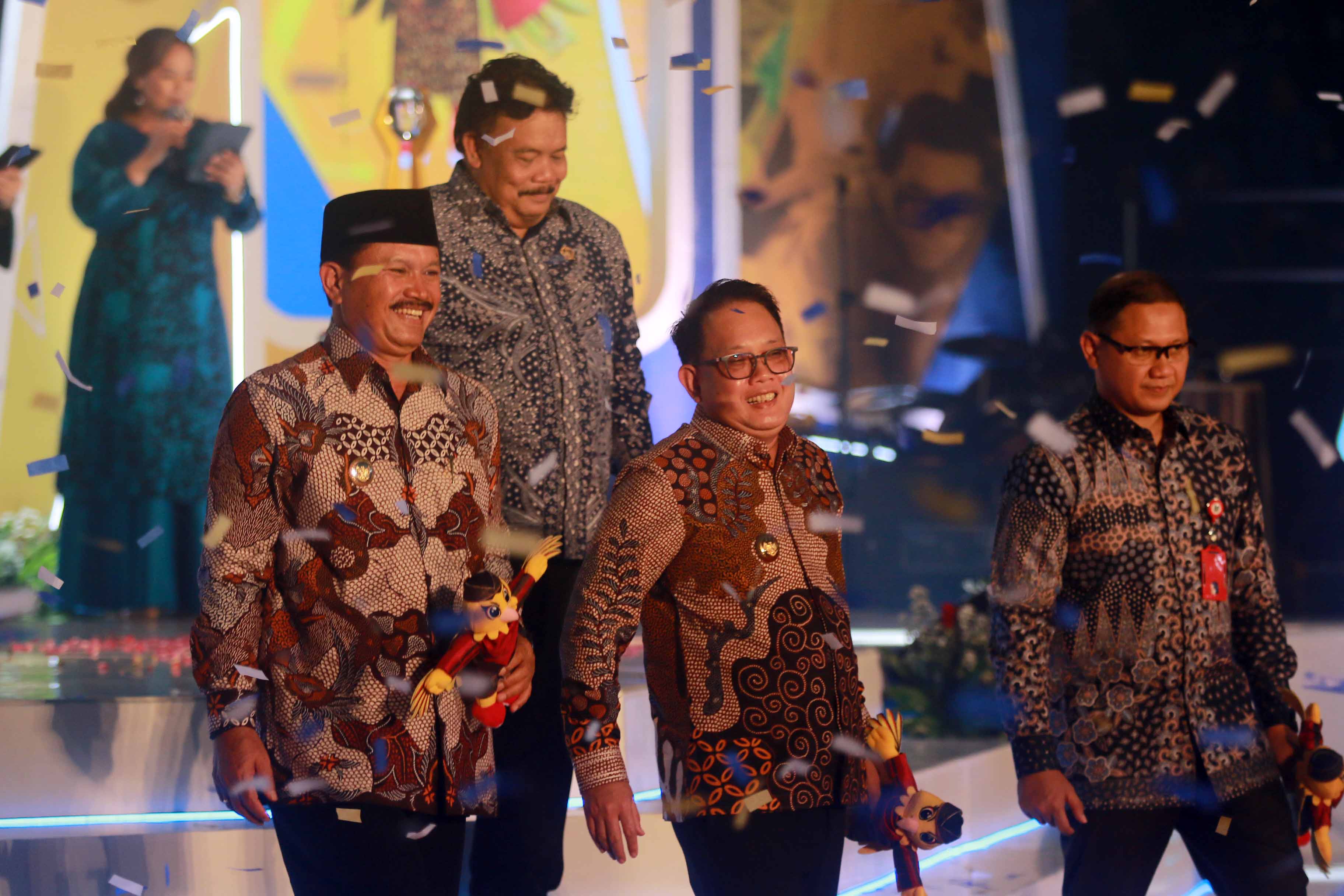 Wali Kota Madiun Maidi bersama Pj Gubernur Jawa Timur Adhy Karyono. (BAGAS BIMANTARA/RADAR MADIUN)