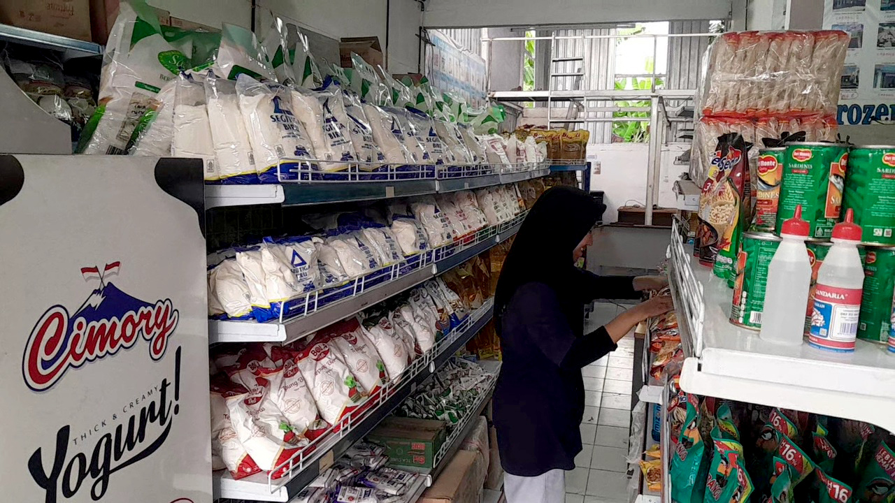 LANGKA : Warga Ngawi mulai kesulitan mendapatkan gula pasir lantaran keberadaanya susah ditemui di pasaran.&nbsp;