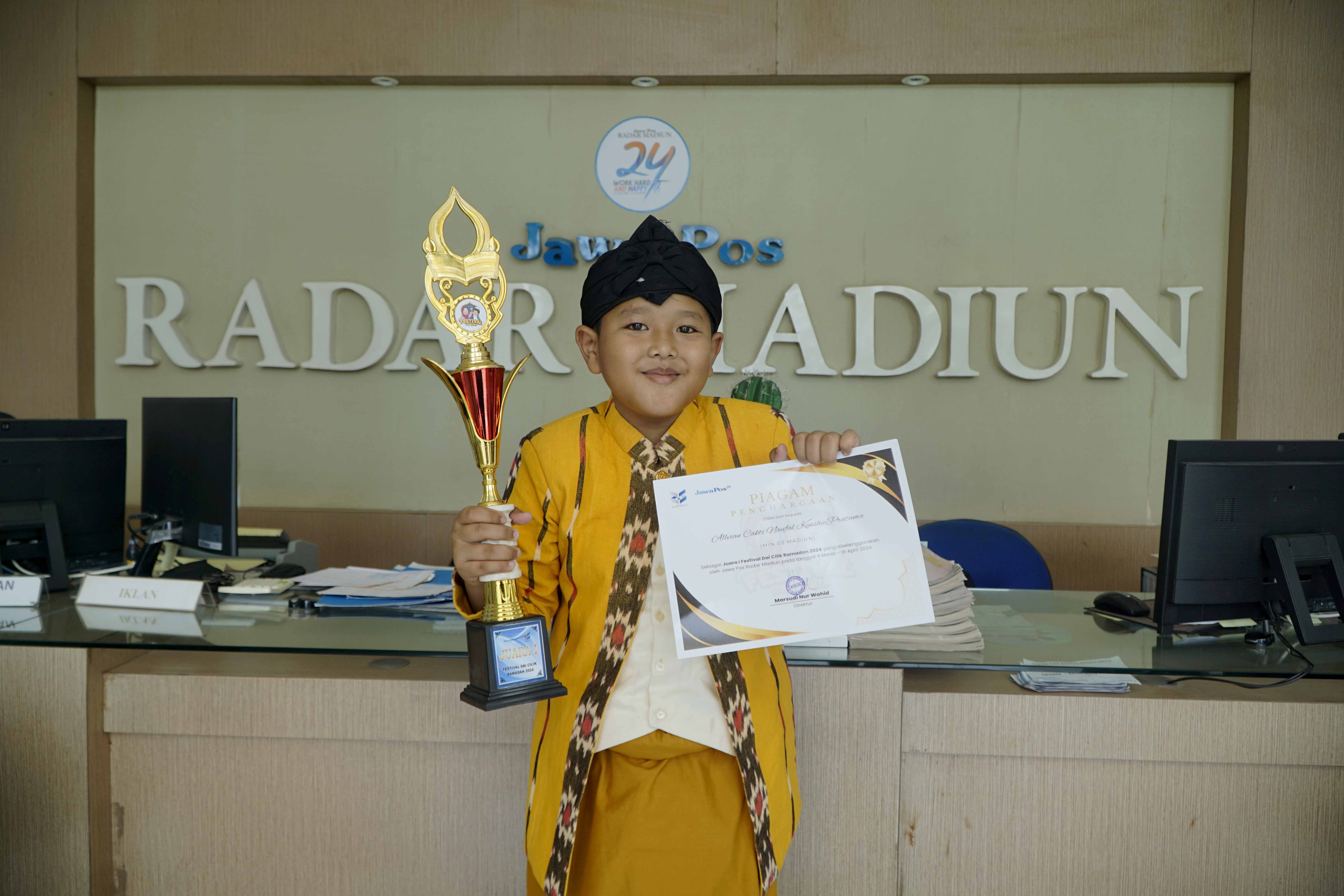 JAWARA: Allvian Cakti Naufal Kenshie menjadi juara I Festival Dai Cilik Ramadan 2024. (TEGAR RUKMANA/RADAR MADIUN)