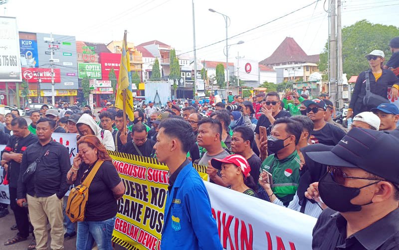 TURUN JALAN: Ratusan mahasiswa, warga, dan ojol melakukan aksi demontrasi di depan kantor Bupati POnorogo menolak pemberlakuan one way, Rabu&nbsp;(24/4).