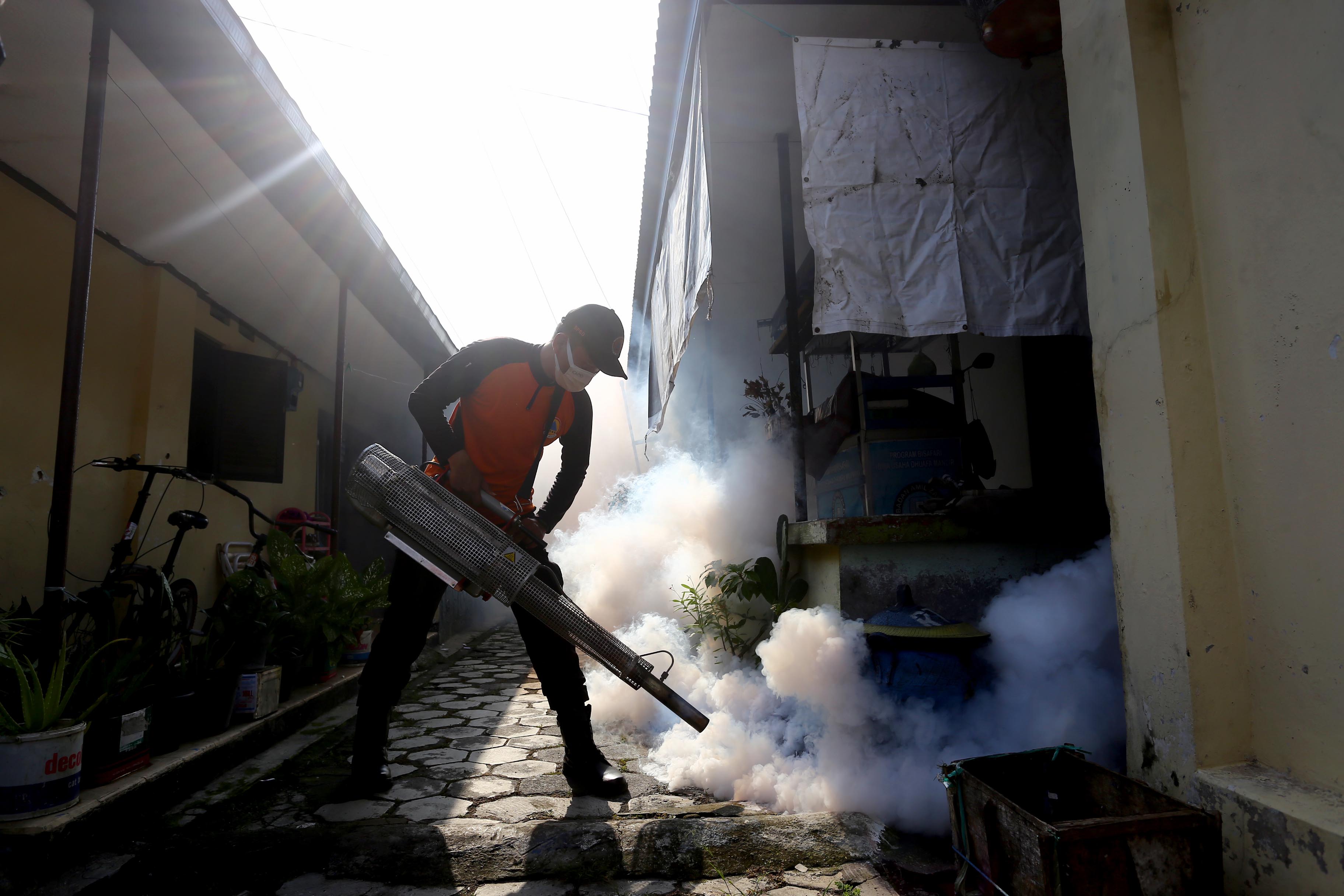 BASMI NYAMUK DEWASA: Pelaksanaan fogging di wilayah Kota Madiun beberapa waktu yang lalu.(BAGAS BIMANTARA/RADAR MADIUN)