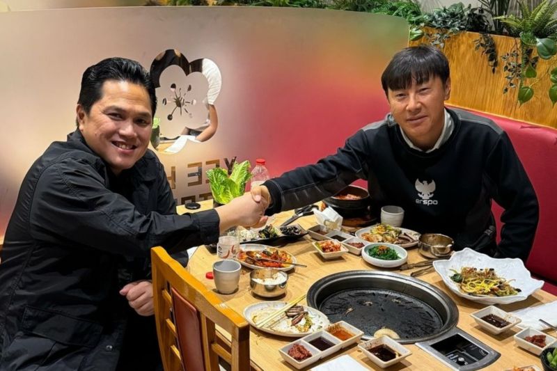 DEAL: Ketum PSSI Erick Thohir bersama Pelatih Timnas Indonesia Shin Tae-yong. (ANTARA)
