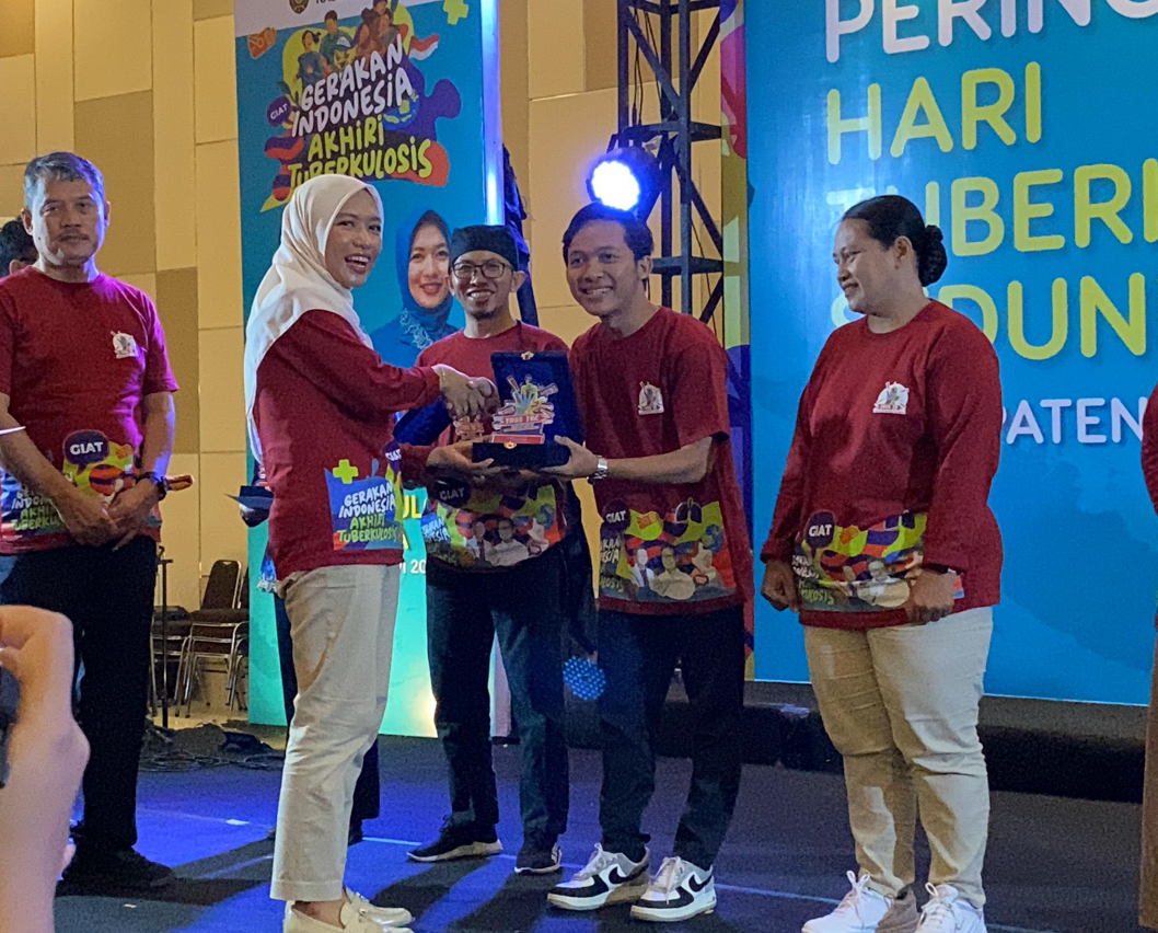 APRESIASI: Muhammad Via Pratama, ketua Yayasan Bhanu Yasa Sejahtera (Yabhysa) Ngawi menerima penghargaan dari Ketua TP PKK Kabupaten Ngawi atas kontribusi penanggulangan TBC. (ISTIMEWA)