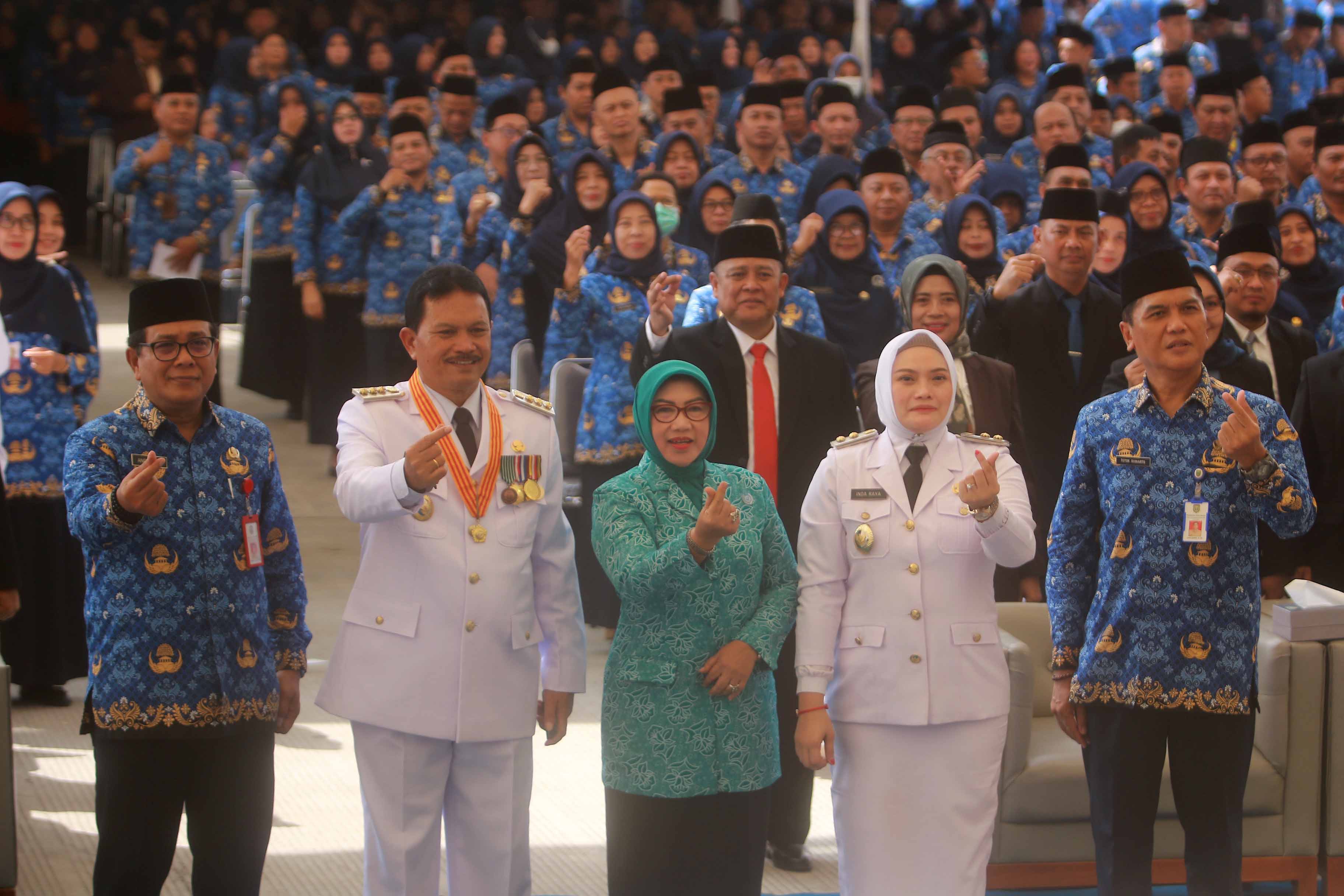 SATU PERIODE: Wali Kota Maidi dan Wawali Inda Raya memanfaatkan agenda apel besar Korpri di PBC, Kamis (25/4), sebagai ajang pamitan. (BAGAS BIMANTARA/RADAR MADIUN)