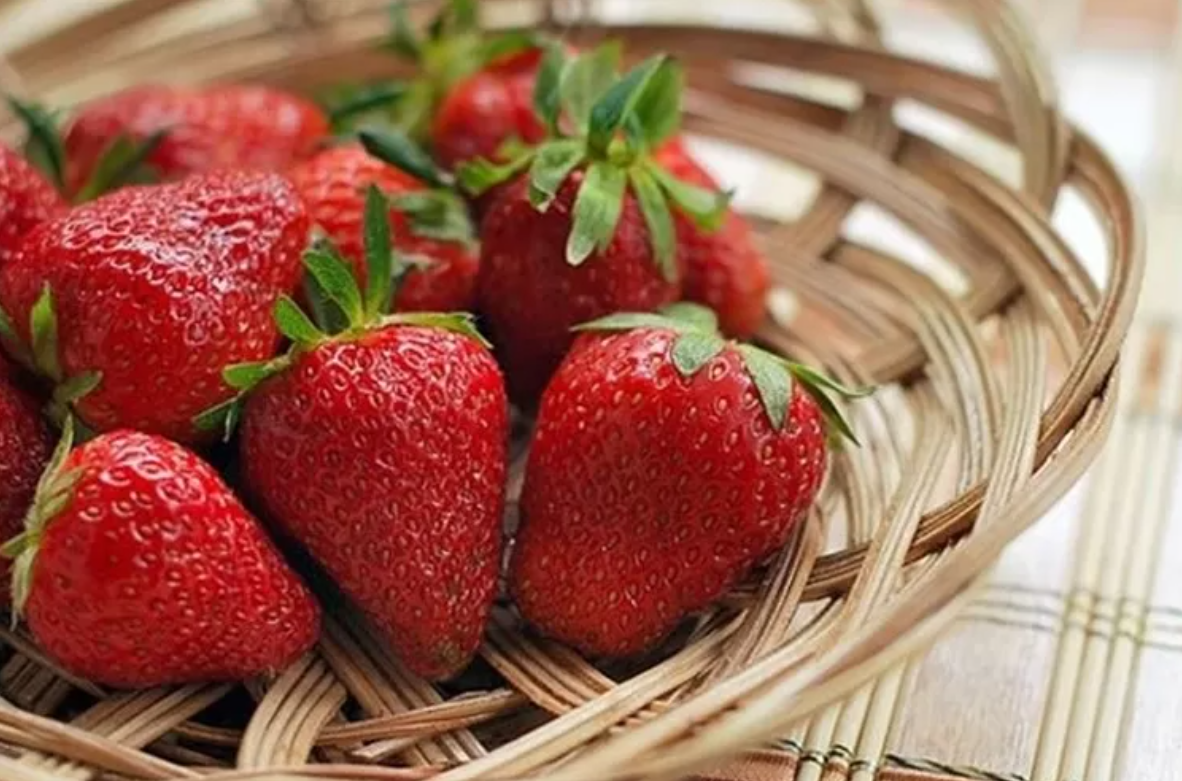 Ilustrasi stroberi, buah yang kaya vitamin C. (JAWAPOS.COM)