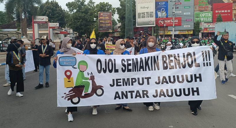 TOLAK&nbsp;SATU ARAH : Aksi gabungan warga dan mahasiswa menuntut Pemkab Ponorogo mencabut SK Bupati soal kebijakan one way, Rabu (24/4).&nbsp;&nbsp;&nbsp;