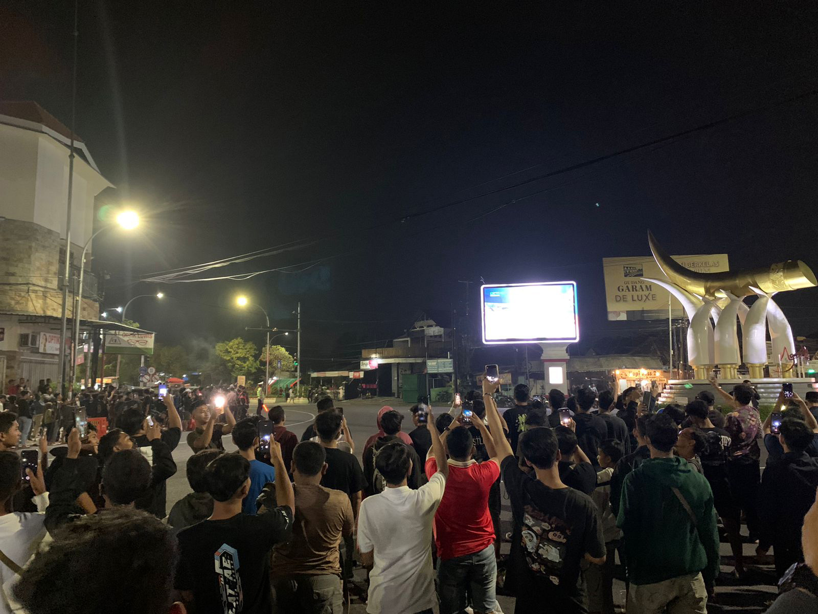 CROWDED: Suasana nobar babak perempat final Piala Asia U-23 2023 Indonesia vs Korsel di Ngawi, Jumat (26/4) dini hari. (POLRES NGAWI)