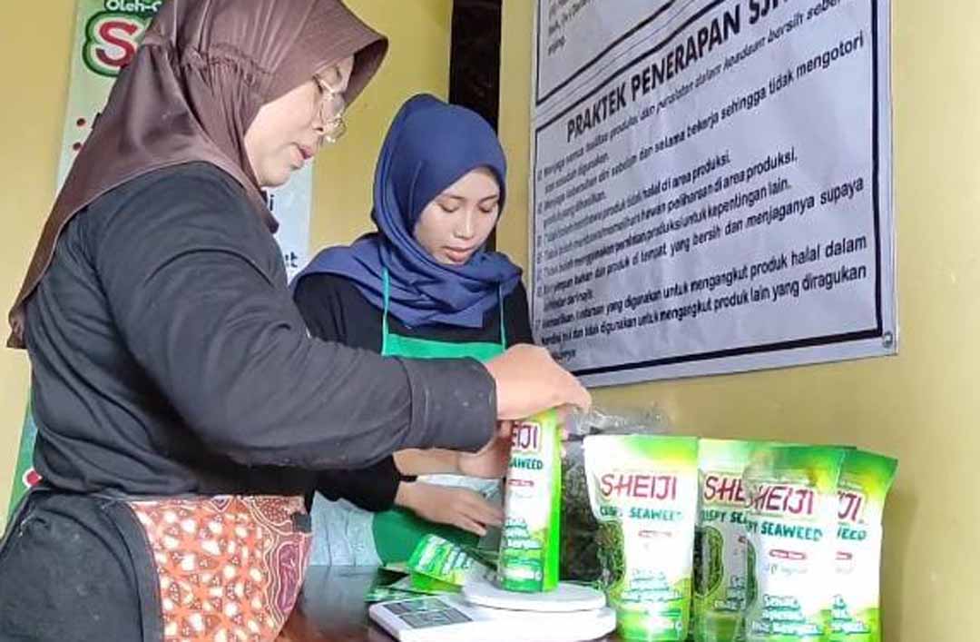 TELATEN: Proses pengolahan keripik rumput laut membutuhkan ketelatenan tersendiri.