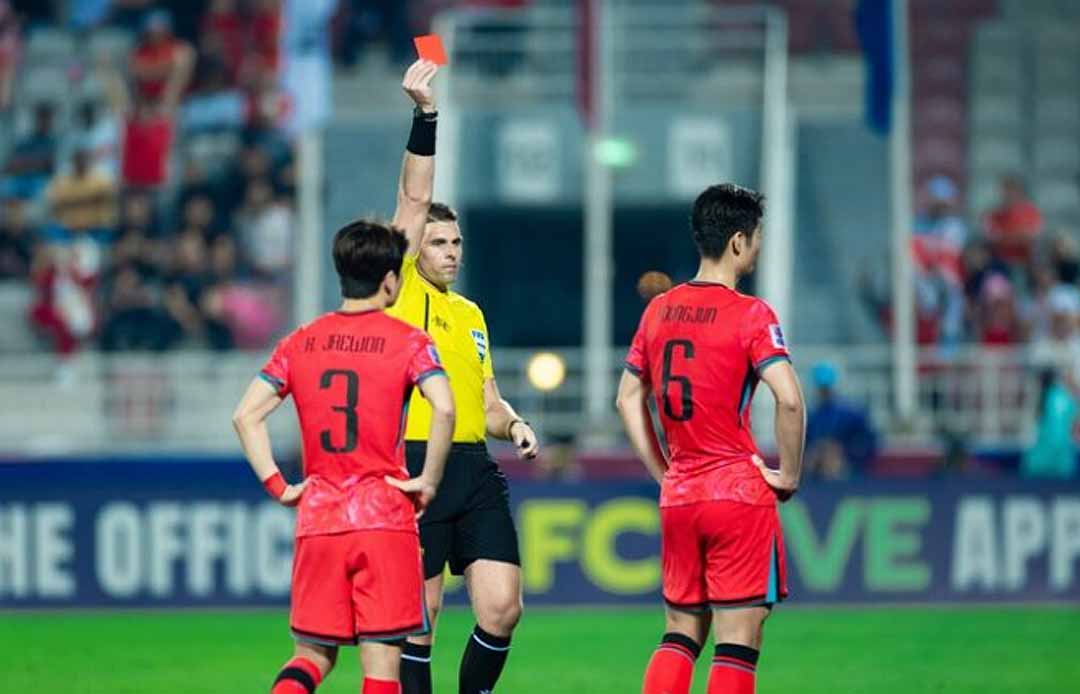 Wasit saat memberikan kartu merah kepada Lee Young-jun.